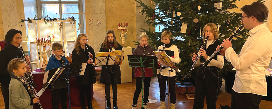 Klarinetten-Ensemble 2022 im Marmorsaal des Meininger Schlosses Klarinetten-Ensemble 2022 im Marmorsaal des Meininger Schlosses